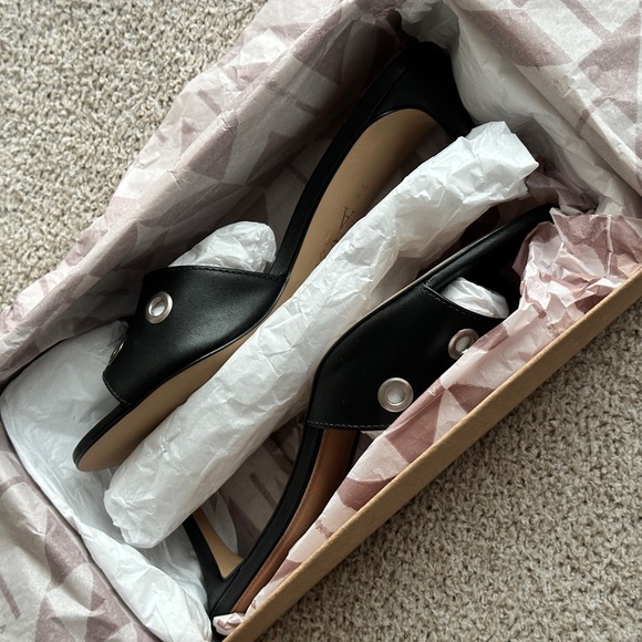 Black grommet low heel sandal - Picture 3 of 7